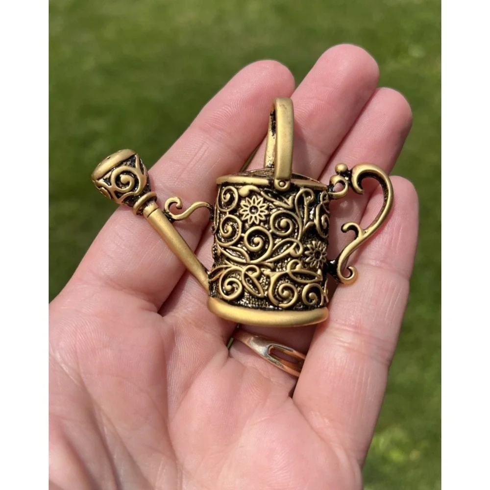 Antique-Style Gold-Tone Metal Floral Filigree Watering Can Pin Brooch Unmarked‎